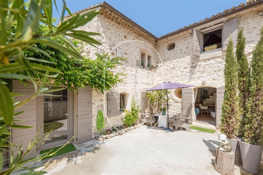 Magnificent hamlet house for sale facing the Alpilles in Eygalie