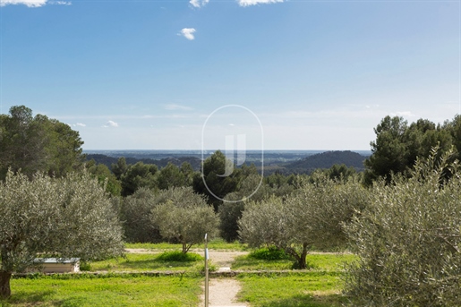 Sole agent - Property for sale in Les Baux de Provence, with pan