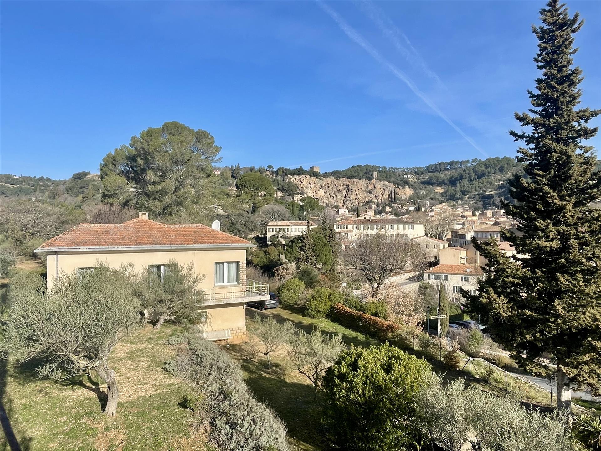 Villa with a beautiful view, 2 steps from the village of Cotignac