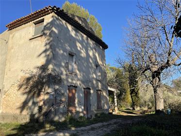 Provençal bastide in the middle of nature, quiet and in a dominant position