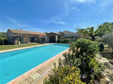 Villa on one level in perfect condition, on a large flat and wooded land, without any nuisance!