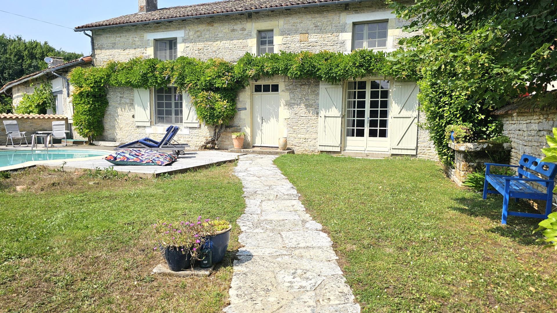 Charmante Maison en Pierre, Piscine, Dépendances, Emplacement Calme