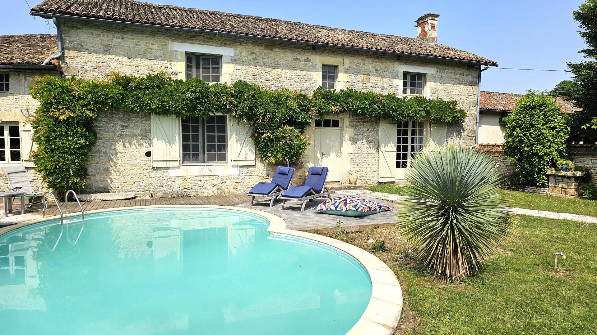 Charmante Maison en Pierre, Piscine, Dépendances, Emplacement Calme