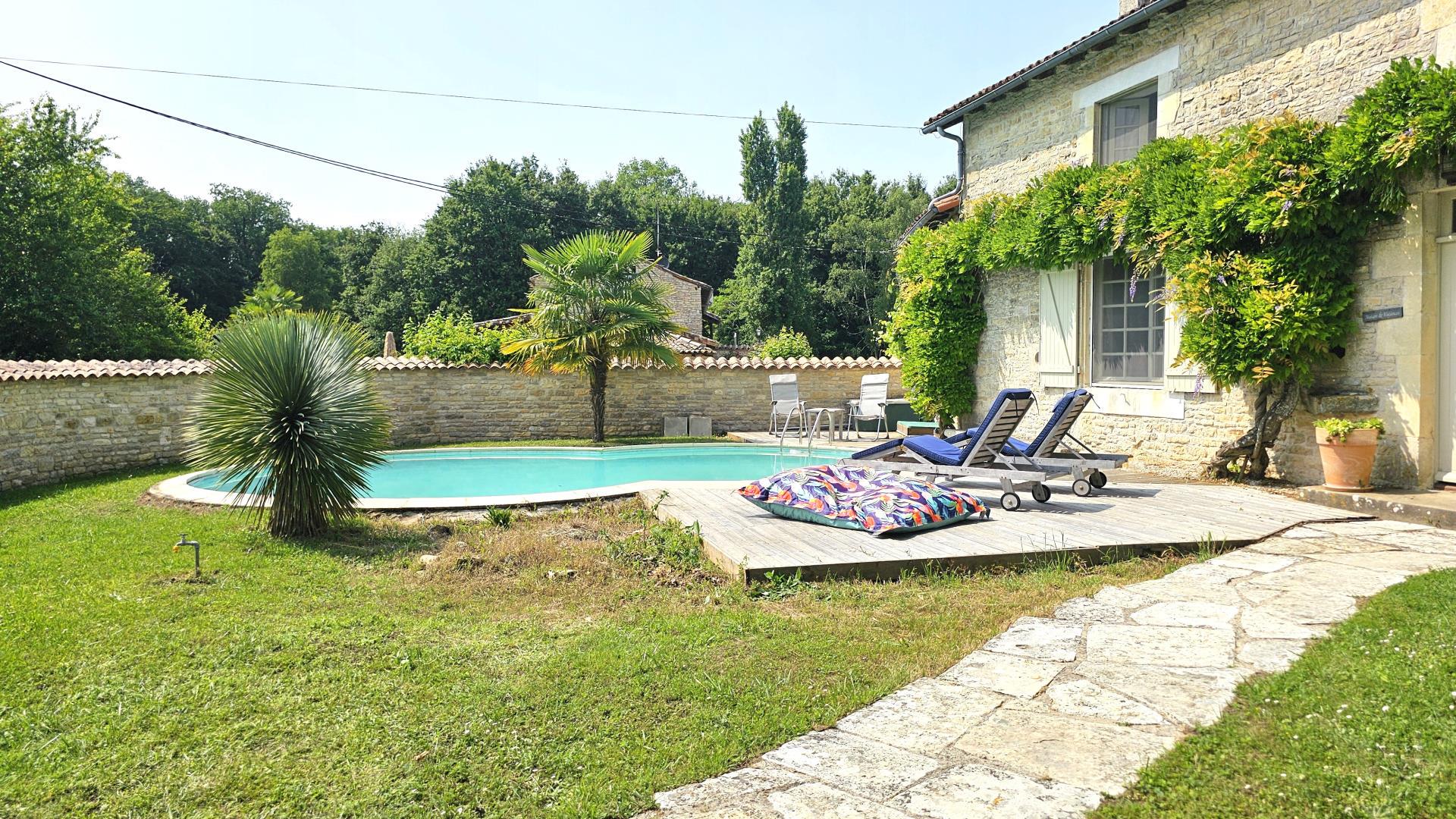 Charmante Maison en Pierre, Piscine, Dépendances, Emplacement Calme