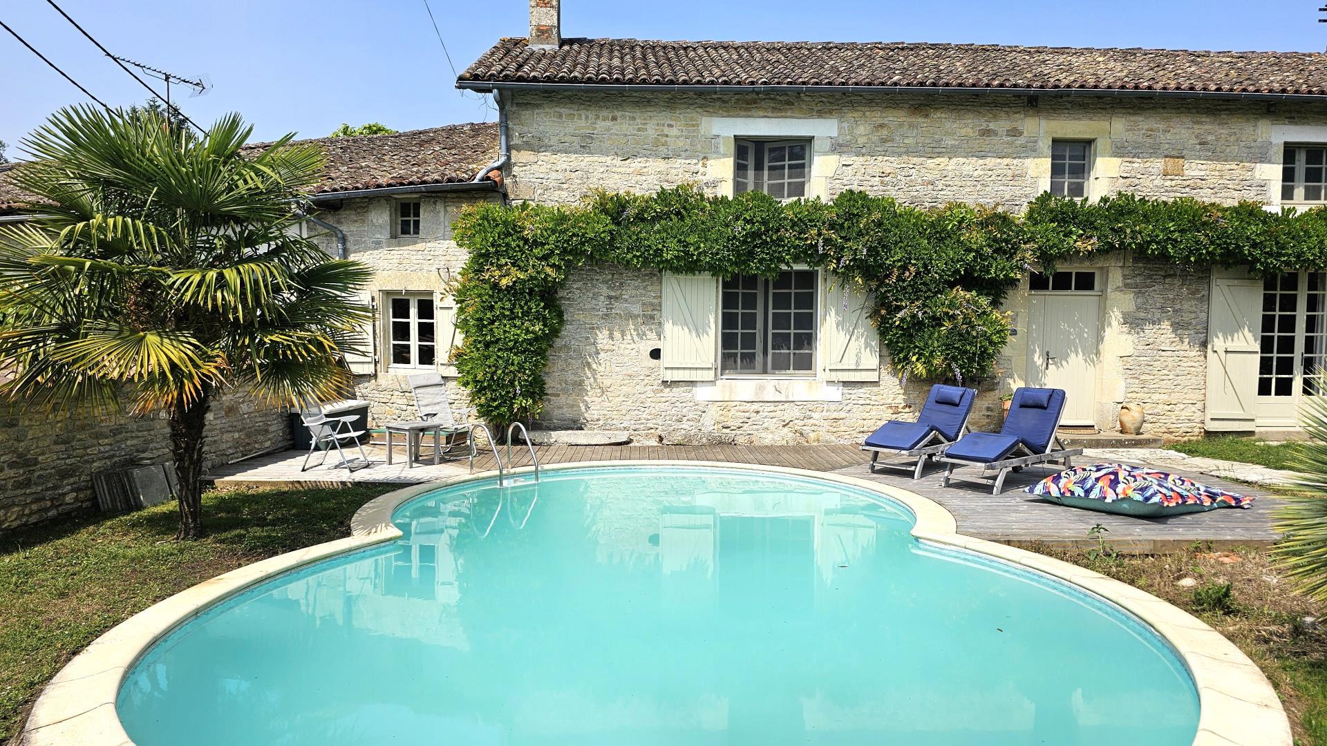 Charmante Maison en Pierre, Piscine, Dépendances, Emplacement Calme