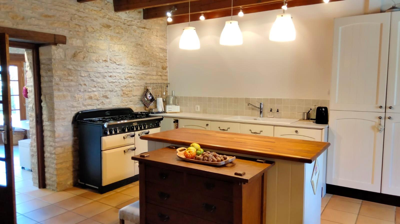 Charmante Maison en Pierre, Piscine, Dépendances, Emplacement Calme