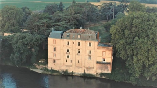 Majestic 13th century riverside château with 8 bedrooms. 30 minutes from Toulouse