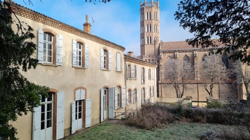 Superb historical building to renovate with 6000m2 gardens. Pamiers