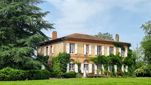 7-Bedroom château sitting in 5 hectares of parkland. 30 mins from Toulouse.