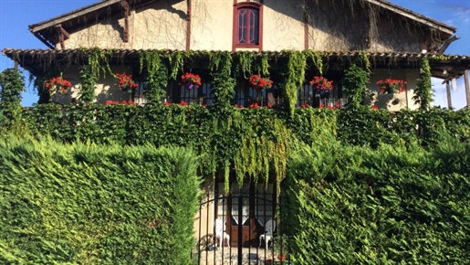 For Sale : 6 bedrooms Village House in Aubeterre-Sur-Dronne, Charente