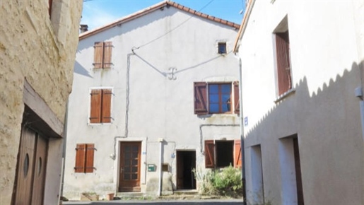 Town house to refurbish in medieval town of Charroux