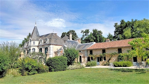 20Mins Confolens. Chateau for sale , 2 gîtes, Barns, Pool, Lake