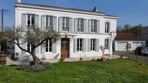 Saintes Charentaise huis met vrijstaand huis