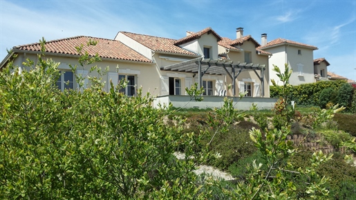 Exclusivity: villa with swimming pool and open view of the golf course