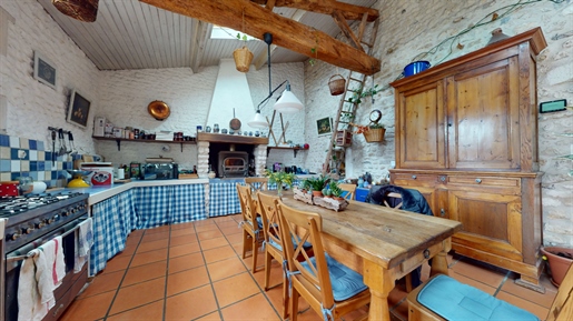 Maison charentaise avec gîte et piscine