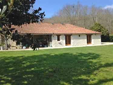 Delightful renovated farmhouse, excellent 3 bedroom gîte, indoor pool and 6 acres, nr Deauville, Lot