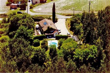 Characterful stone farmhouse in 6 acres with pool, nr Castelsagrat Tarn et Garonne