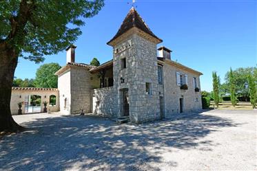 A complete country residence within the Cahors vineyards, Montcuq, Lot