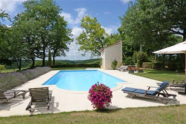 Bel ensemble de Quercy sur 1.2ha avec piscine chauffée, près de Tournon d'Agenais, Lot et Garonne