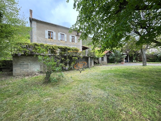 House with wooded park, swimming pool and outbuildings a stone's throw from the town.