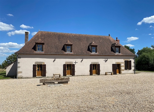 5 minutes from Le Veurdre (03) typical Bourbonnais house of 230 sqm, renovated, on 1.4ha
