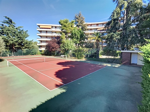 Flot lejlighed i områdets bedste ejendom med pool og tennis