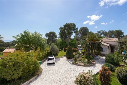 High quality villa with well-planted and lush garden, within walking distance to town.