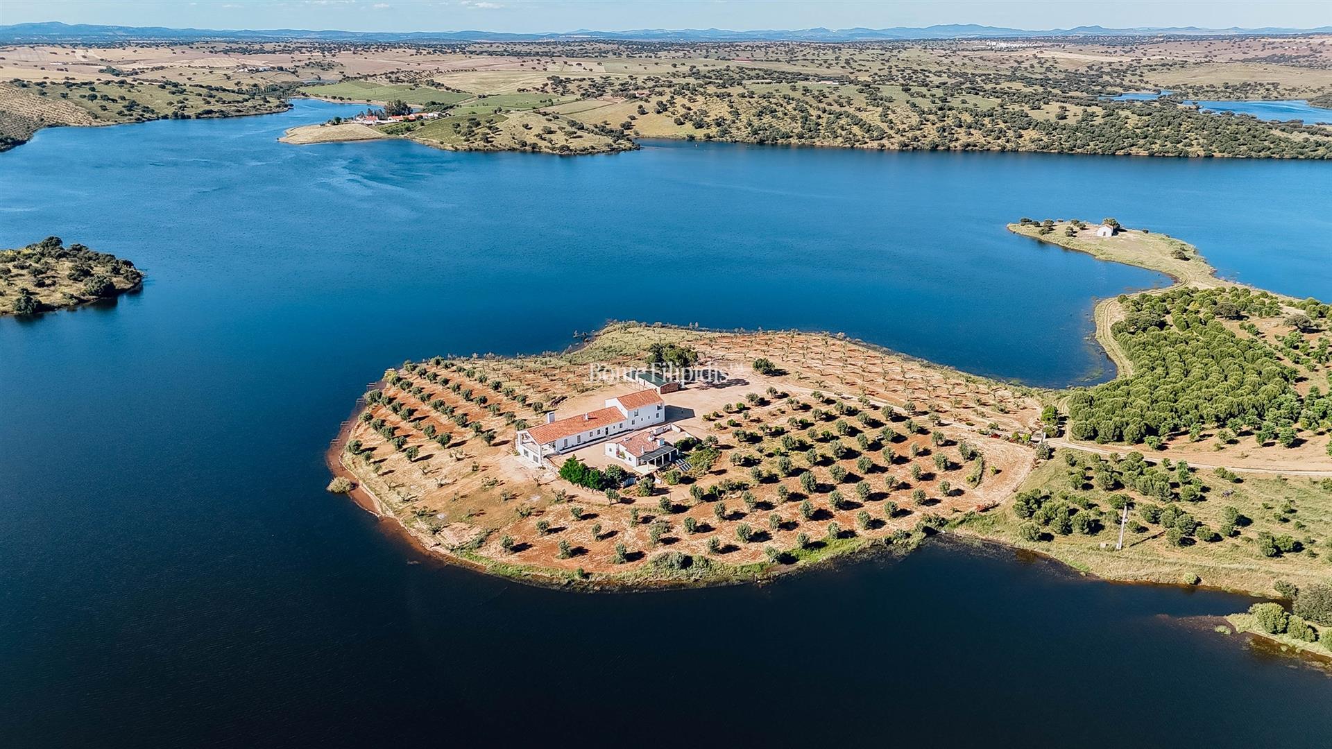 Herdade da Rocha with Panoramic Views over the Caia Reservoir