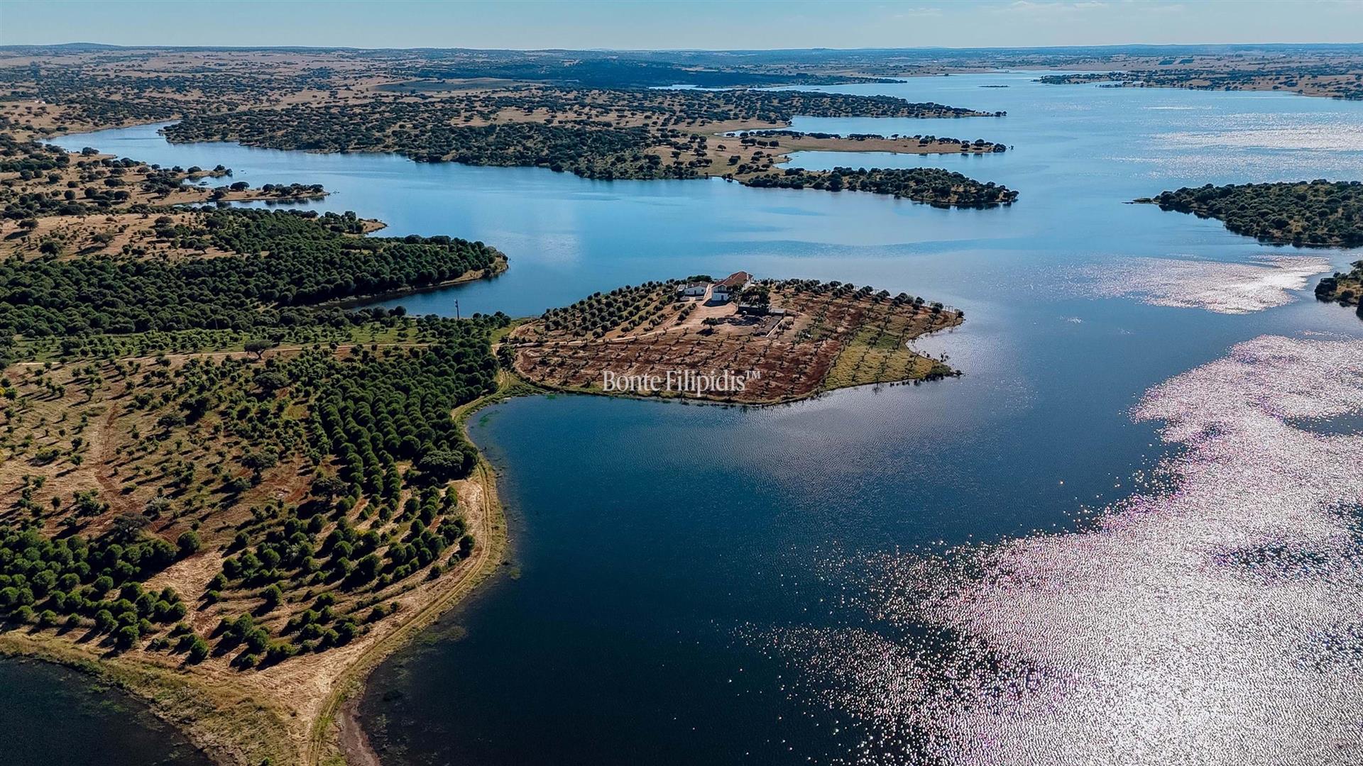 Herdade da Rocha with Panoramic Views over the Caia Reservoir