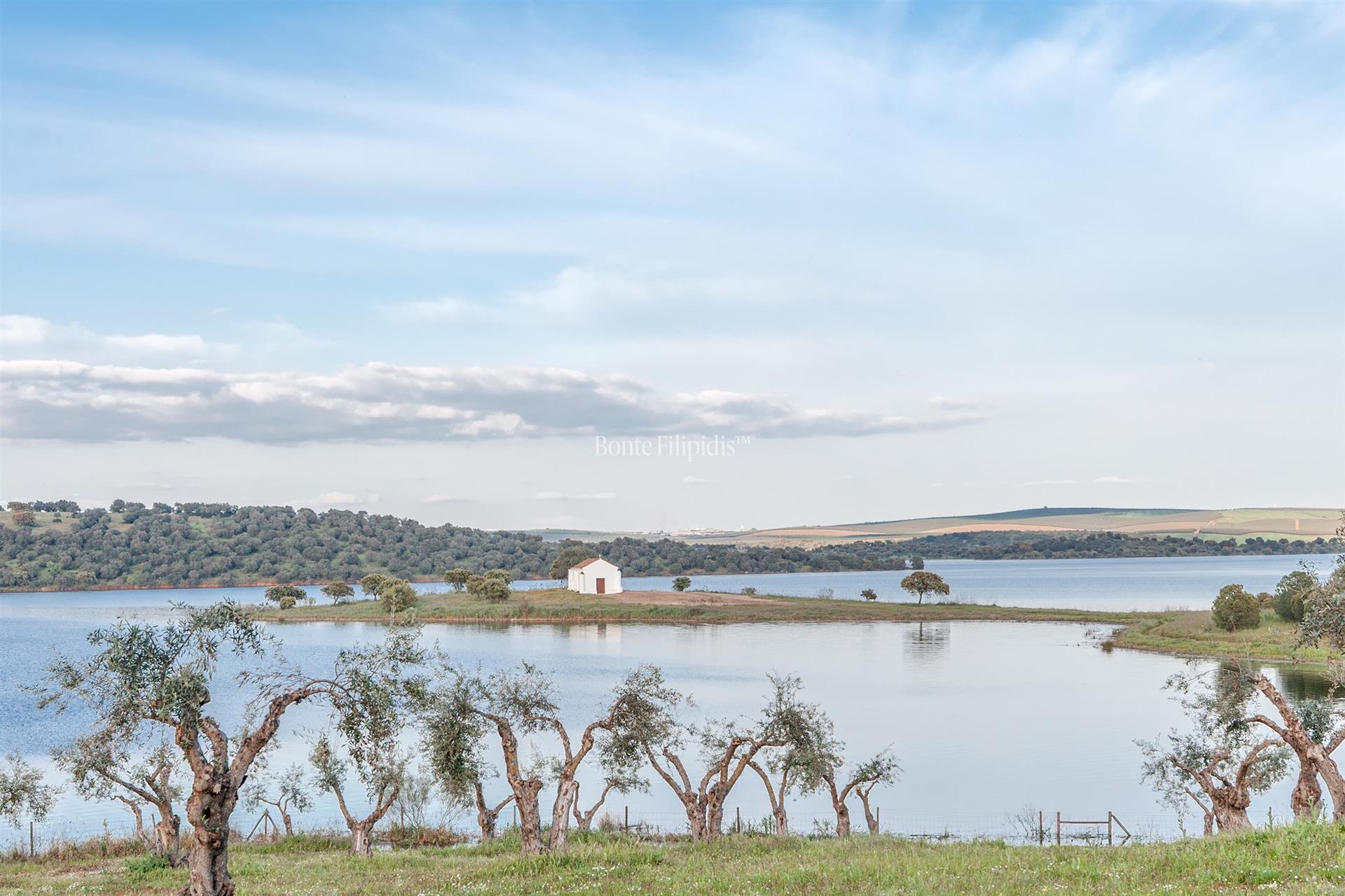 Herdade da Rocha with Panoramic Views over the Caia Reservoir