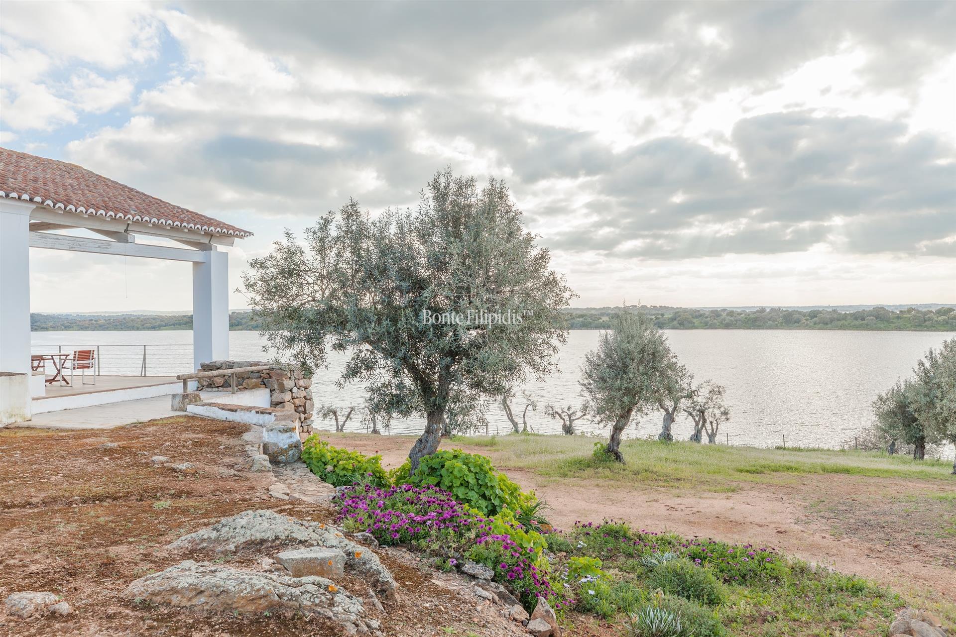 Herdade da Rocha with Panoramic Views over the Caia Reservoir