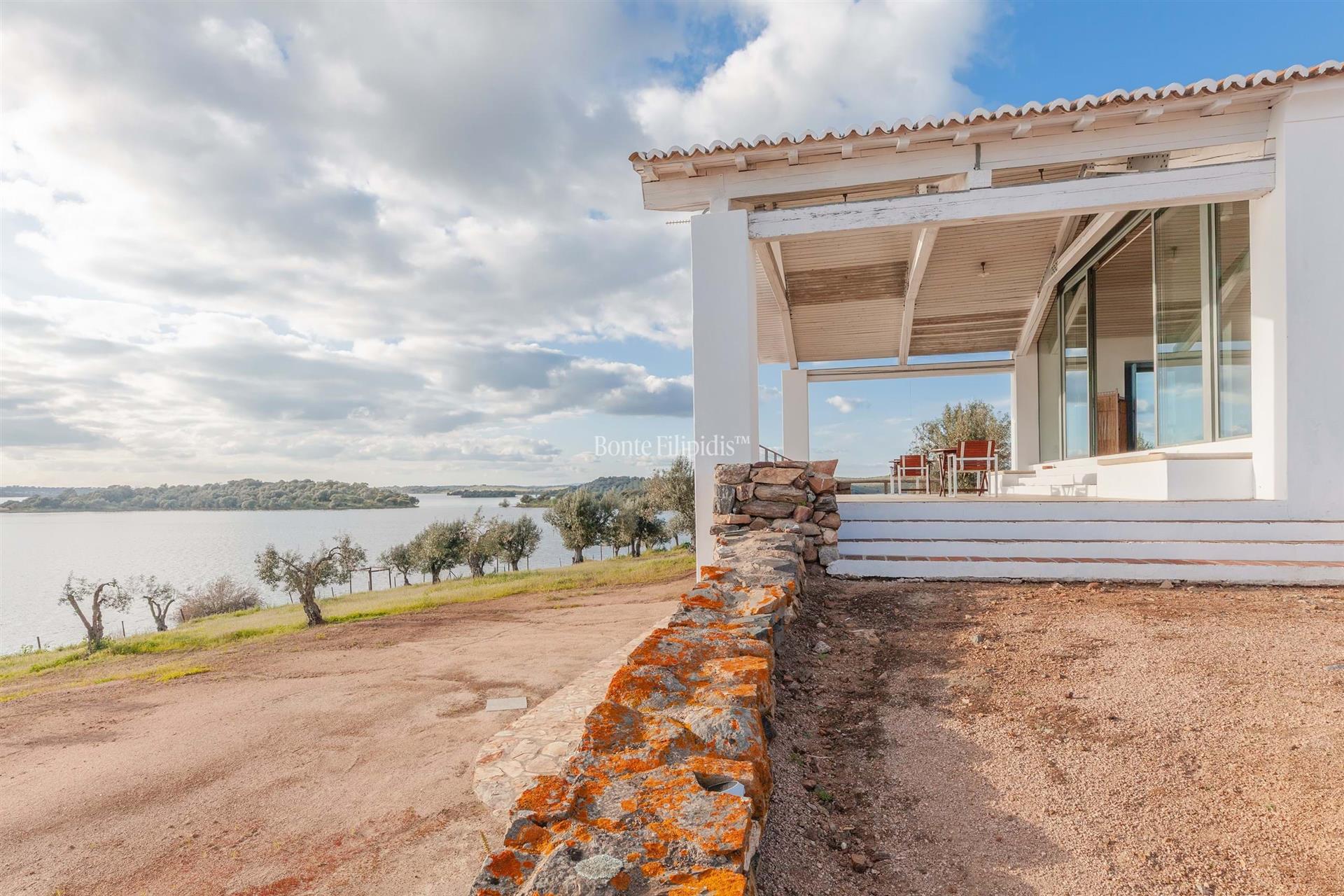 Herdade da Rocha with Panoramic Views over the Caia Reservoir