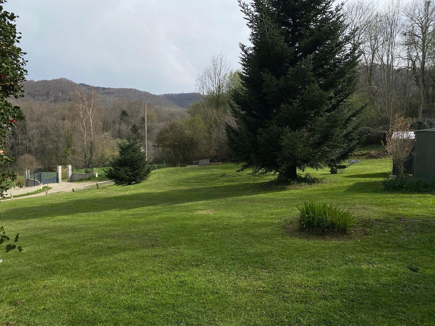 Bewaldetes Grundstück 1369m2 mit Mobilheim