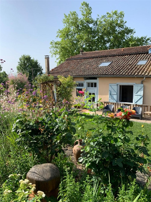 Atypical full of charm with a gîte