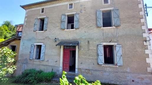Hus til renovering med 2 lader og 1,2Ha jord, sektor "I nærheden af Aurignac"...