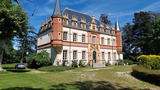 Magnifico castello del 19 ° secolo nel cuore di un parco di quasi 2 ettari