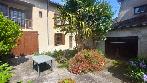 Village house 147m2 with garden and outbuildings.