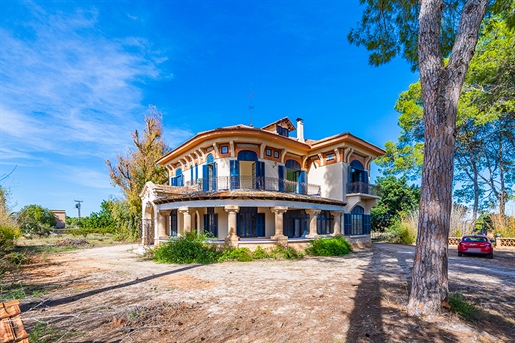 Unique manor house for sale in breathtaking surroundings,Valencia