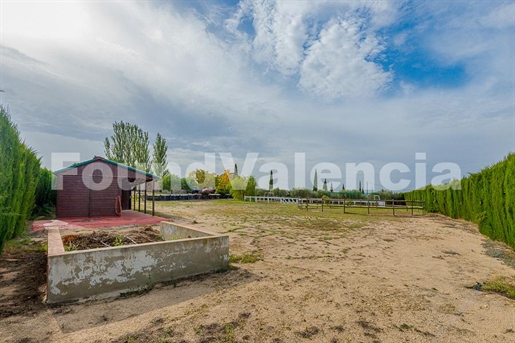 Viewing is highly recommended. Private estate in Requena Valencia