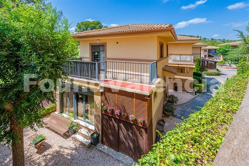 Family home looking over El Bosque Golf course Valencia