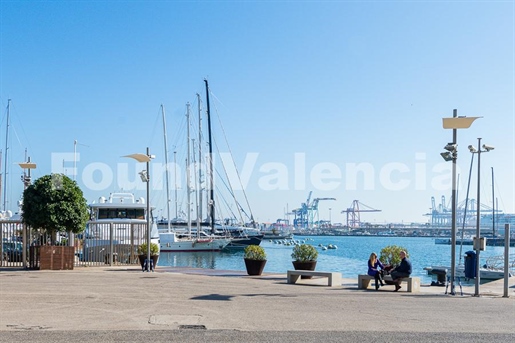 Clé en main à côté du port de Valence