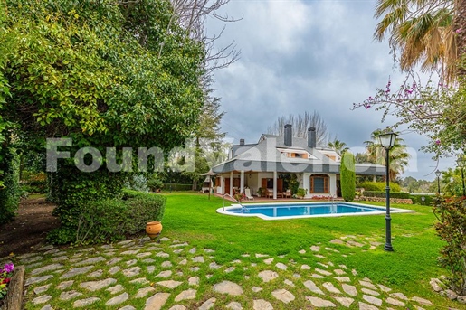 Impressive villa, located on the outskirts of Alcoy.