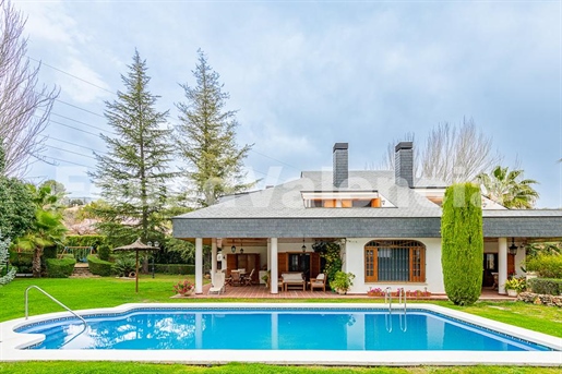 Impressive villa, located on the outskirts of Alcoy.