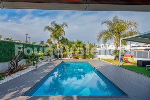 Modern villa located in one of the best areas of the urbanization Torre en Conill.Valencia