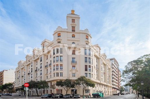 Esteemed residence in an unbeatable location in the center of Valencia.