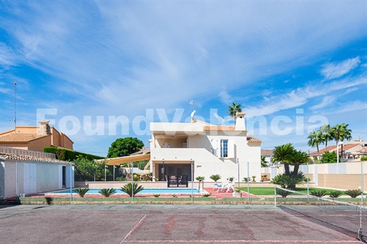Luxurious property in one of the most sought-after beaches in Valencia