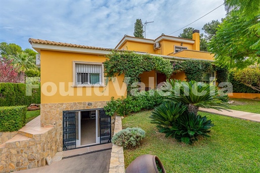 Elegant Detached Chalet with Charm in the Exclusive Urb. Montepilar