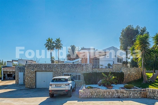 An outstanding home with breathtaking views,40 mins to Valencia.
