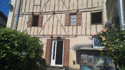 Stone and half-timbered street house to renovate of 135 m2 with garage and 2 gardens in a