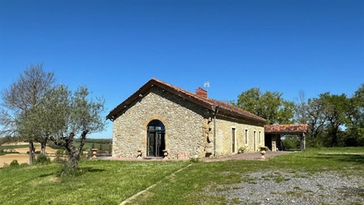 Country property in a dominant position on 14 hectares with swimming pool and janitor's cottage